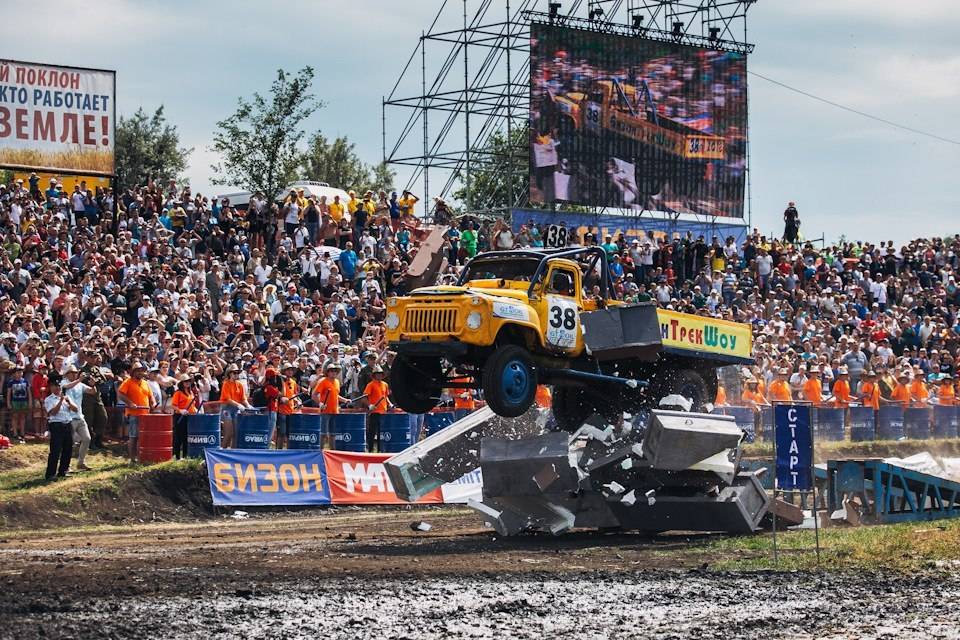 20 мая в Ростове-на-Дону прошло одно из самых зрелищных шоу страны - уникальная гонка тракторов Бизон-Трек-Шоу!